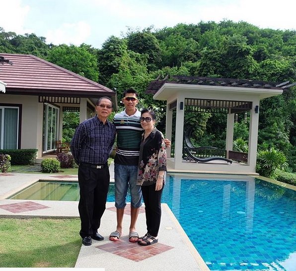 เปิด "บ้านบอล ภราดร ศรีชาพันธุ์" ที่พัทยา มีสระว่ายน้ำ คอร์ทเทนนิสพร้อม