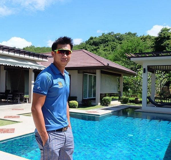 เปิด "บ้านบอล ภราดร ศรีชาพันธุ์" ที่พัทยา มีสระว่ายน้ำ คอร์ทเทนนิสพร้อม