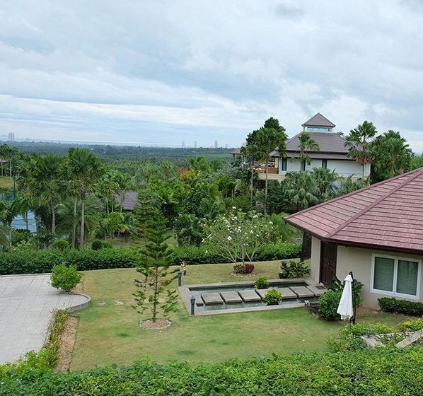 เปิด "บ้านบอล ภราดร ศรีชาพันธุ์" ที่พัทยา มีสระว่ายน้ำ คอร์ทเทนนิสพร้อม
