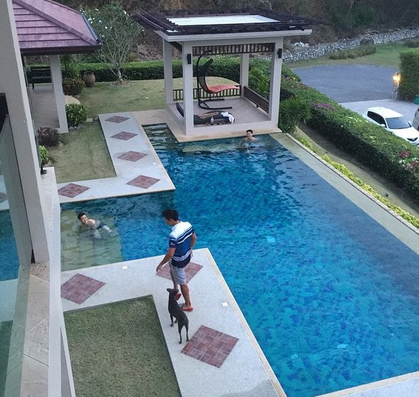 เปิด "บ้านบอล ภราดร ศรีชาพันธุ์" ที่พัทยา มีสระว่ายน้ำ คอร์ทเทนนิสพร้อม