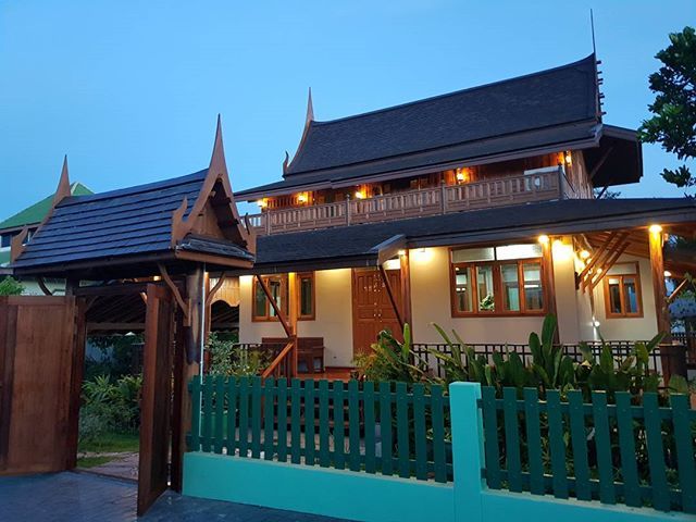 บ้านตูน บอดี้สแลมที่สุพรรณบุรี บ้านหลังเดิมที่ถูกรีโนเวทเป็นบ้านเรือนไทย