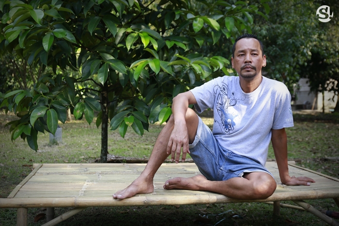 บ้าน 4 ไร่ที่นครนายกของ “เท่ง เถิดเทิง” บ้านไม้เรียบง่ายในสวนผลไม้ มีน้ำตก และไก่ป่า