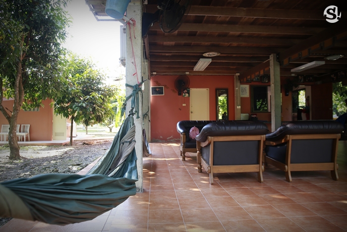 บ้าน 4 ไร่ที่นครนายกของ “เท่ง เถิดเทิง” บ้านไม้เรียบง่ายในสวนผลไม้ มีน้ำตก และไก่ป่า