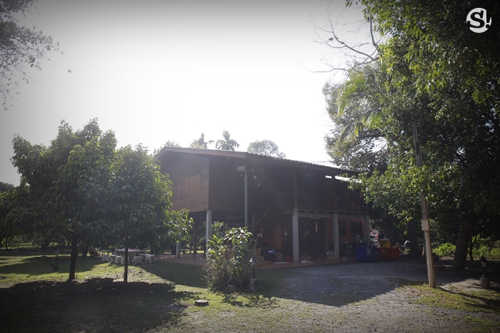 บ้าน 4 ไร่ที่นครนายกของ “เท่ง เถิดเทิง” บ้านไม้เรียบง่ายในสวนผลไม้ มีน้ำตก และไก่ป่า