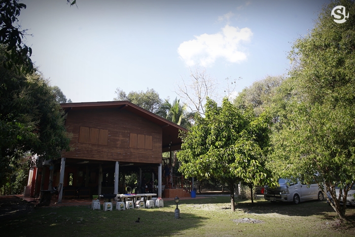 บ้าน 4 ไร่ที่นครนายกของ “เท่ง เถิดเทิง” บ้านไม้เรียบง่ายในสวนผลไม้ มีน้ำตก และไก่ป่า