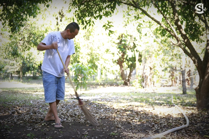 บ้าน 4 ไร่ที่นครนายกของ “เท่ง เถิดเทิง” บ้านไม้เรียบง่ายในสวนผลไม้ มีน้ำตก และไก่ป่า