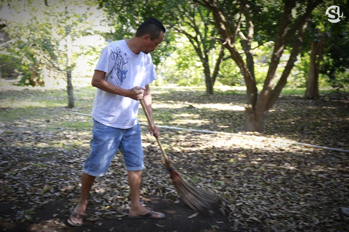 บ้าน 4 ไร่ที่นครนายกของ “เท่ง เถิดเทิง” บ้านไม้เรียบง่ายในสวนผลไม้ มีน้ำตก และไก่ป่า