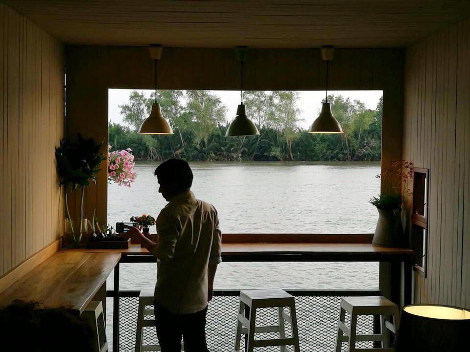 เปลี่ยนบ้านเก่าอายุกว่า 50 ปี เป็น “ท่าน้ำ คาเฟ่” ร้านกาแฟสุดชิลริมแม่น้ำบางปะกง