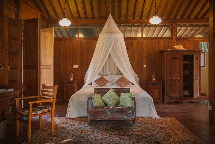 บ้านไม้คลาสสิก ตกแต่งด้วยเฟอร์นิเจอร์ไม้เก่า สไตล์บาหลี