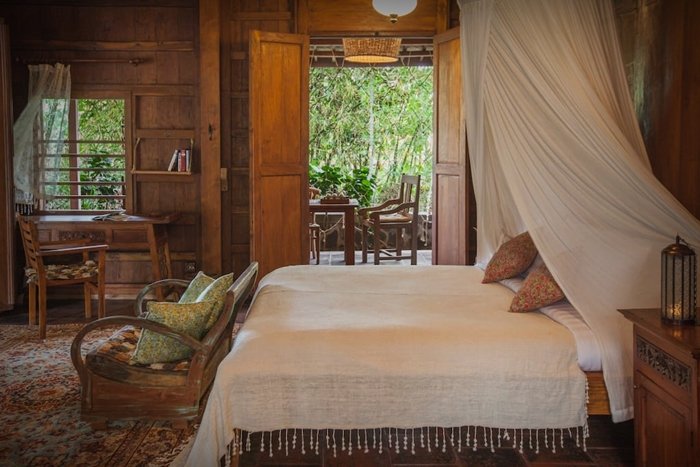 บ้านไม้คลาสสิก ตกแต่งด้วยเฟอร์นิเจอร์ไม้เก่า สไตล์บาหลี