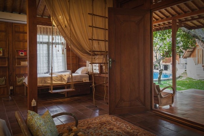 บ้านไม้คลาสสิก ตกแต่งด้วยเฟอร์นิเจอร์ไม้เก่า สไตล์บาหลี