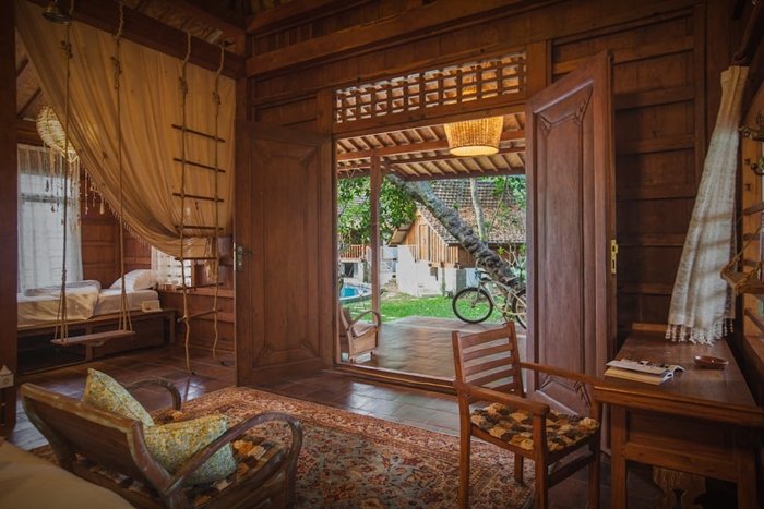 บ้านไม้คลาสสิก ตกแต่งด้วยเฟอร์นิเจอร์ไม้เก่า สไตล์บาหลี