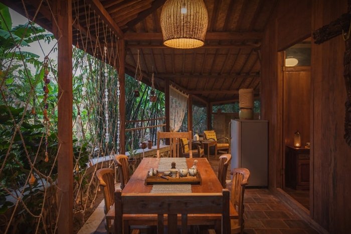 บ้านไม้คลาสสิก ตกแต่งด้วยเฟอร์นิเจอร์ไม้เก่า สไตล์บาหลี