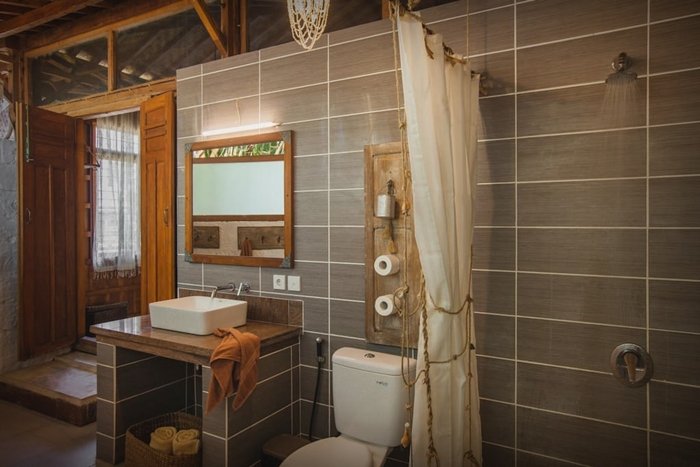 บ้านไม้คลาสสิก ตกแต่งด้วยเฟอร์นิเจอร์ไม้เก่า สไตล์บาหลี