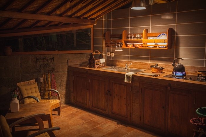 บ้านไม้คลาสสิก ตกแต่งด้วยเฟอร์นิเจอร์ไม้เก่า สไตล์บาหลี