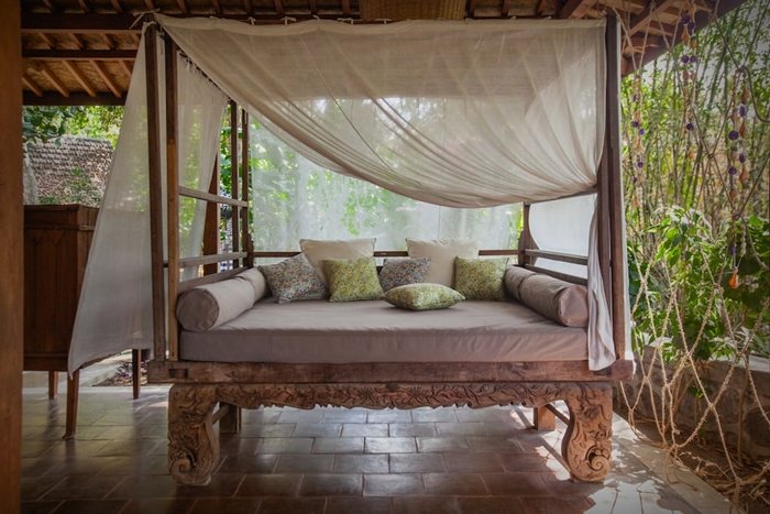 บ้านไม้คลาสสิก ตกแต่งด้วยเฟอร์นิเจอร์ไม้เก่า สไตล์บาหลี