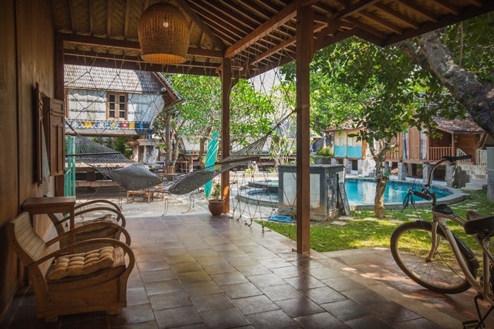 บ้านไม้คลาสสิก ตกแต่งด้วยเฟอร์นิเจอร์ไม้เก่า สไตล์บาหลี