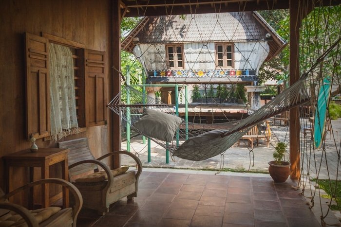 บ้านไม้คลาสสิก ตกแต่งด้วยเฟอร์นิเจอร์ไม้เก่า สไตล์บาหลี