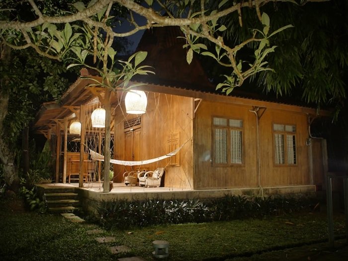 บ้านไม้คลาสสิก ตกแต่งด้วยเฟอร์นิเจอร์ไม้เก่า สไตล์บาหลี