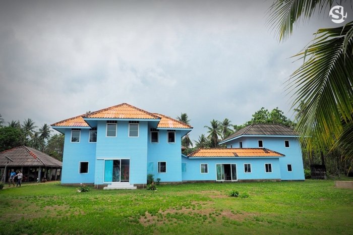 "บ้านหลวงพรหมภักดี" บ้านอายุ 86 ปี ของผู้ตั้งรกรากบนเกาะหมากเป็นคนแรก ตอนนี้เป็นบ้านสีฟ้าริมทะเล