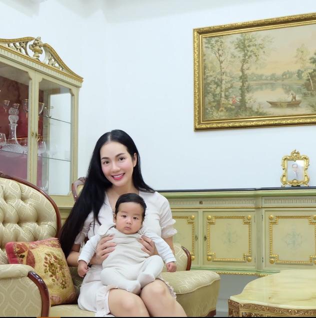 อลังการ “บ้านอ๋อม สกาวใจ” บ้านหลังใหญ่ ตกแต่งหรูหรา