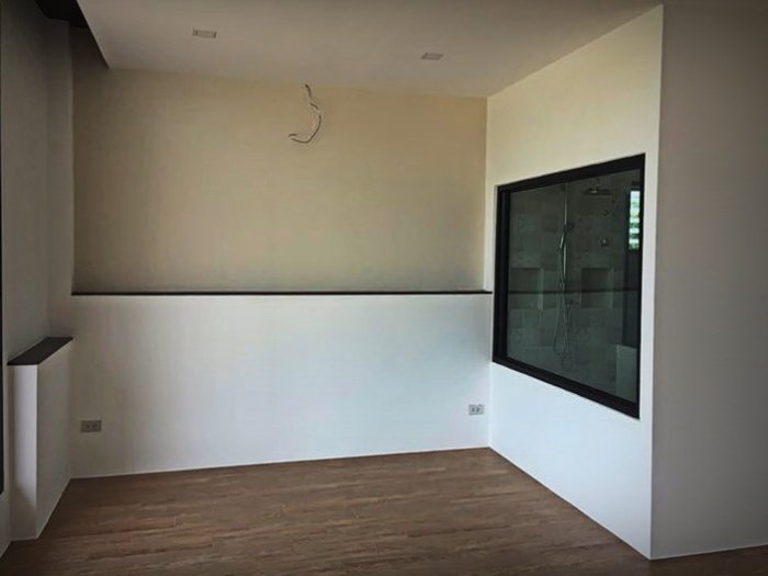 บ้านหน้ากว้างสไตล์รีสอร์ท 2 ห้องนอน 2 ห้องน้ำ ตกแต่งด้วยเส้นสายที่เรียบง่ายแต่ดูดี