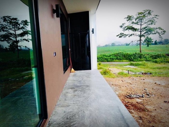 บ้านหน้ากว้างสไตล์รีสอร์ท 2 ห้องนอน 2 ห้องน้ำ ตกแต่งด้วยเส้นสายที่เรียบง่ายแต่ดูดี