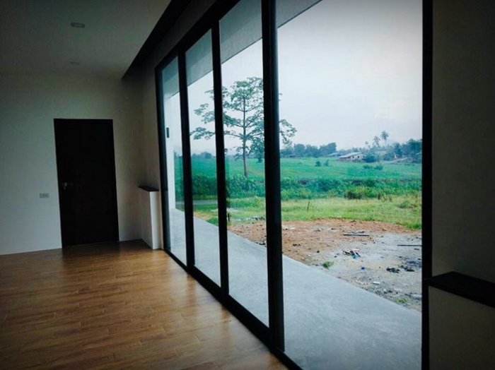 บ้านหน้ากว้างสไตล์รีสอร์ท 2 ห้องนอน 2 ห้องน้ำ ตกแต่งด้วยเส้นสายที่เรียบง่ายแต่ดูดี