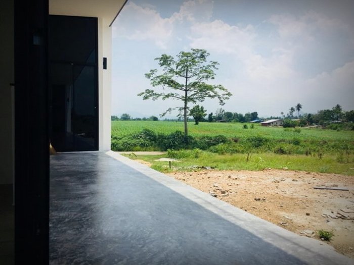 บ้านหน้ากว้างสไตล์รีสอร์ท 2 ห้องนอน 2 ห้องน้ำ ตกแต่งด้วยเส้นสายที่เรียบง่ายแต่ดูดี