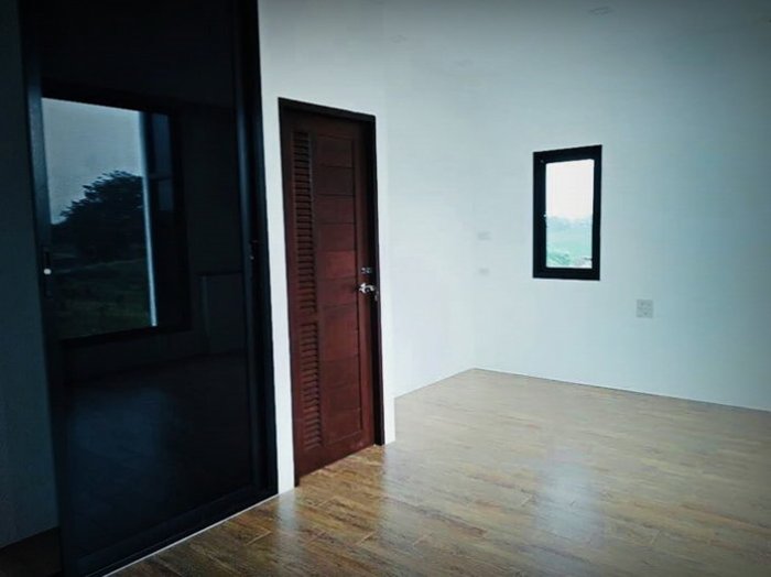 บ้านหน้ากว้างสไตล์รีสอร์ท 2 ห้องนอน 2 ห้องน้ำ ตกแต่งด้วยเส้นสายที่เรียบง่ายแต่ดูดี