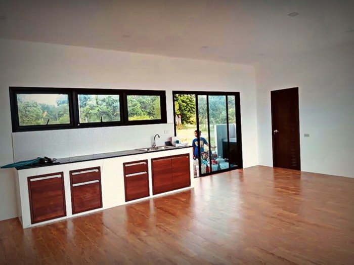 บ้านหน้ากว้างสไตล์รีสอร์ท 2 ห้องนอน 2 ห้องน้ำ ตกแต่งด้วยเส้นสายที่เรียบง่ายแต่ดูดี