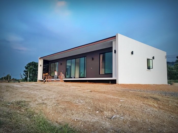 บ้านหน้ากว้างสไตล์รีสอร์ท 2 ห้องนอน 2 ห้องน้ำ ตกแต่งด้วยเส้นสายที่เรียบง่ายแต่ดูดี