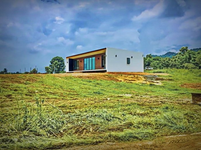 บ้านหน้ากว้างสไตล์รีสอร์ท 2 ห้องนอน 2 ห้องน้ำ ตกแต่งด้วยเส้นสายที่เรียบง่ายแต่ดูดี