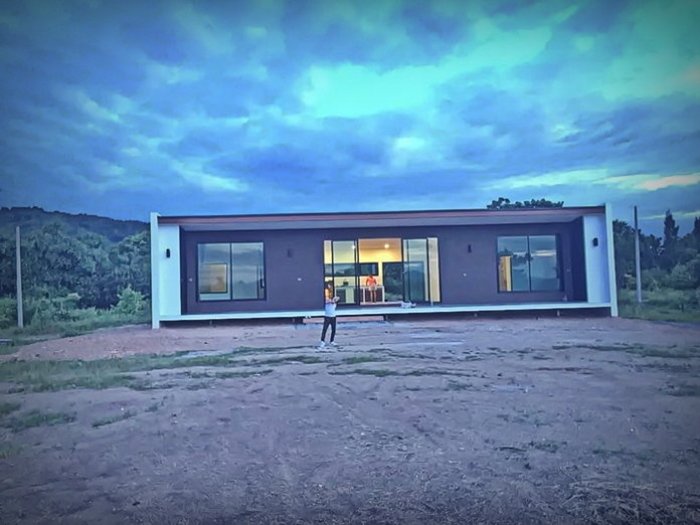 บ้านหน้ากว้างสไตล์รีสอร์ท 2 ห้องนอน 2 ห้องน้ำ ตกแต่งด้วยเส้นสายที่เรียบง่ายแต่ดูดี