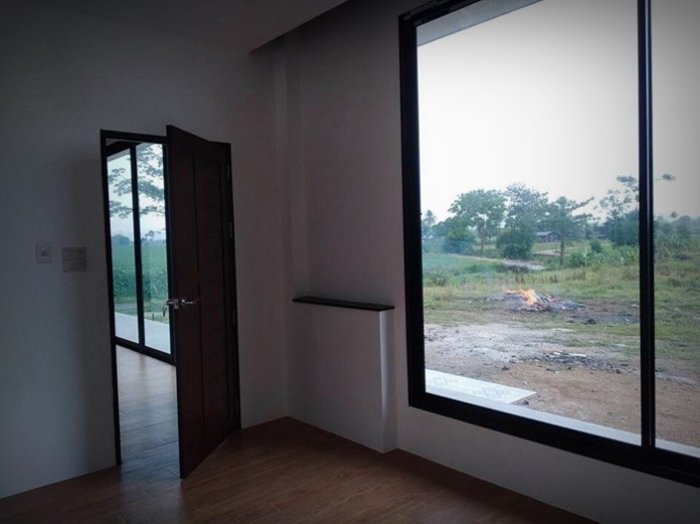 บ้านหน้ากว้างสไตล์รีสอร์ท 2 ห้องนอน 2 ห้องน้ำ ตกแต่งด้วยเส้นสายที่เรียบง่ายแต่ดูดี