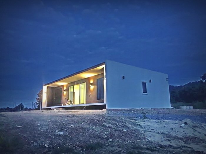 บ้านหน้ากว้างสไตล์รีสอร์ท 2 ห้องนอน 2 ห้องน้ำ ตกแต่งด้วยเส้นสายที่เรียบง่ายแต่ดูดี