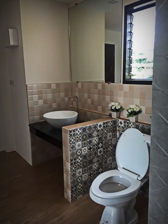 บ้านหน้ากว้างสไตล์รีสอร์ท 2 ห้องนอน 2 ห้องน้ำ ตกแต่งด้วยเส้นสายที่เรียบง่ายแต่ดูดี