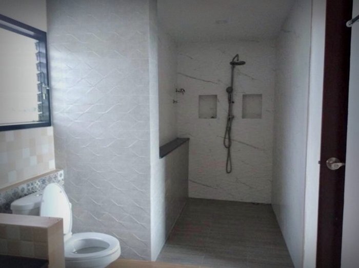 บ้านหน้ากว้างสไตล์รีสอร์ท 2 ห้องนอน 2 ห้องน้ำ ตกแต่งด้วยเส้นสายที่เรียบง่ายแต่ดูดี