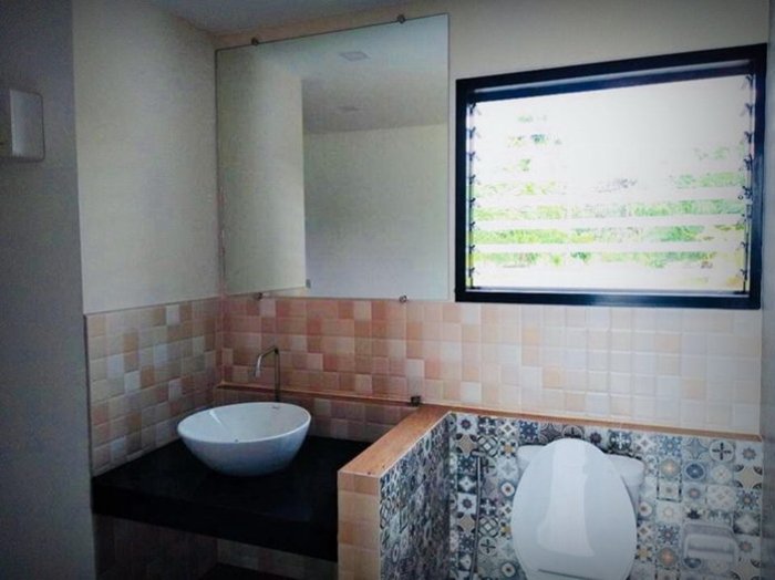 บ้านหน้ากว้างสไตล์รีสอร์ท 2 ห้องนอน 2 ห้องน้ำ ตกแต่งด้วยเส้นสายที่เรียบง่ายแต่ดูดี