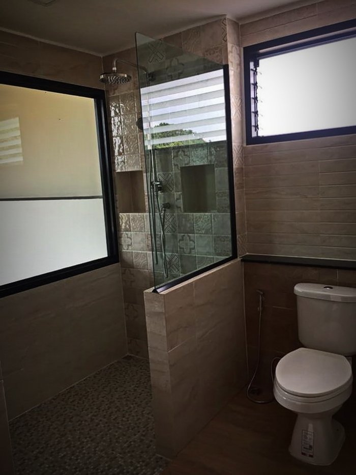 บ้านหน้ากว้างสไตล์รีสอร์ท 2 ห้องนอน 2 ห้องน้ำ ตกแต่งด้วยเส้นสายที่เรียบง่ายแต่ดูดี