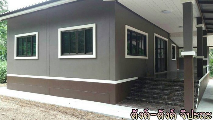 บ้านชั้นเดียวสไตล์คอนเทมโพรารี่ หลังคารูปทรงหน้าจั่ว ดีไซน์โทนสีน้ำตาลเข้ม งบ 67 แสนบาท