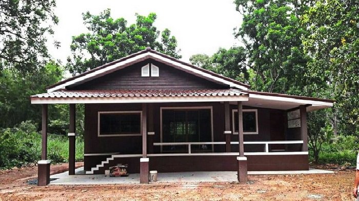 บ้านชั้นเดียวสไตล์คอนเทมโพรารี่ หลังคารูปทรงหน้าจั่ว ดีไซน์โทนสีน้ำตาลเข้ม งบ 67 แสนบาท