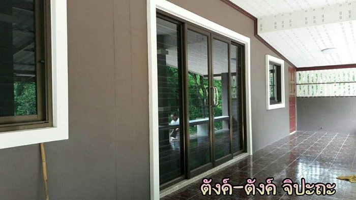 บ้านชั้นเดียวสไตล์คอนเทมโพรารี่ หลังคารูปทรงหน้าจั่ว ดีไซน์โทนสีน้ำตาลเข้ม งบ 67 แสนบาท