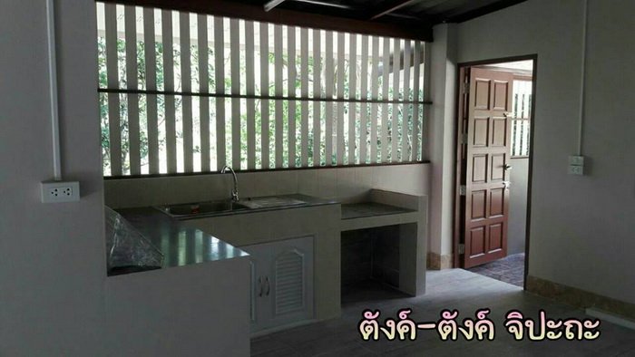 บ้านชั้นเดียวสไตล์คอนเทมโพรารี่ หลังคารูปทรงหน้าจั่ว ดีไซน์โทนสีน้ำตาลเข้ม งบ 67 แสนบาท