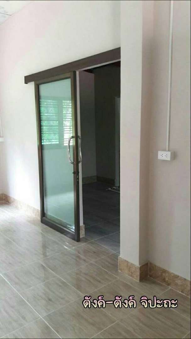 บ้านชั้นเดียวสไตล์คอนเทมโพรารี่ หลังคารูปทรงหน้าจั่ว ดีไซน์โทนสีน้ำตาลเข้ม งบ 67 แสนบาท