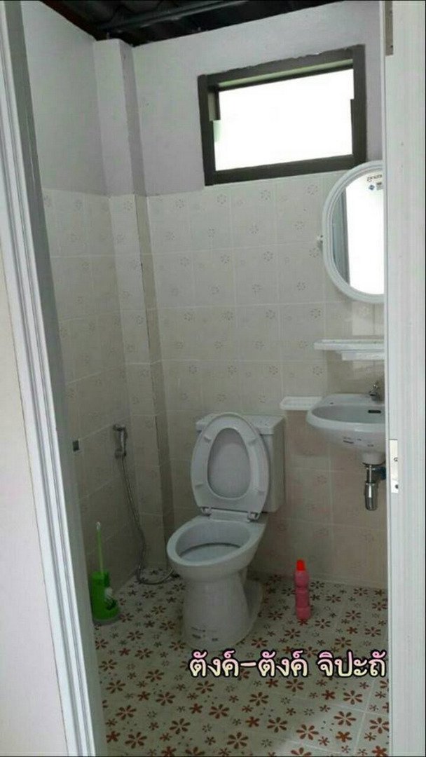 บ้านชั้นเดียวสไตล์คอนเทมโพรารี่ หลังคารูปทรงหน้าจั่ว ดีไซน์โทนสีน้ำตาลเข้ม งบ 67 แสนบาท