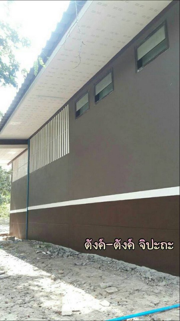 บ้านชั้นเดียวสไตล์คอนเทมโพรารี่ หลังคารูปทรงหน้าจั่ว ดีไซน์โทนสีน้ำตาลเข้ม งบ 67 แสนบาท