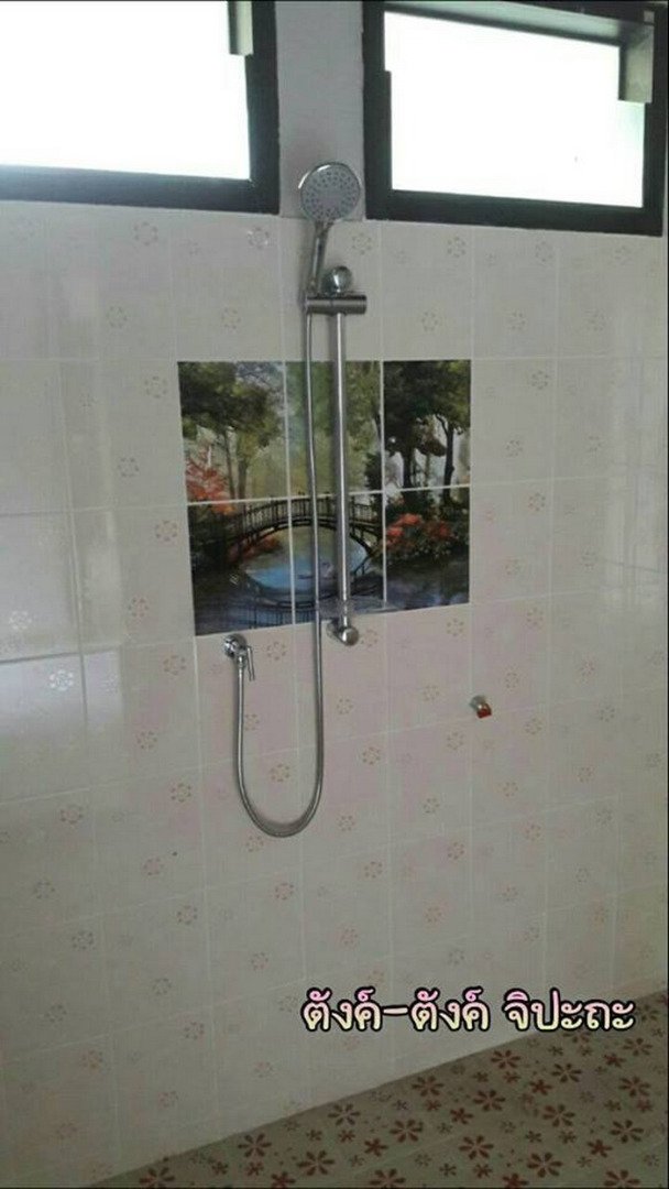 บ้านชั้นเดียวสไตล์คอนเทมโพรารี่ หลังคารูปทรงหน้าจั่ว ดีไซน์โทนสีน้ำตาลเข้ม งบ 67 แสนบาท