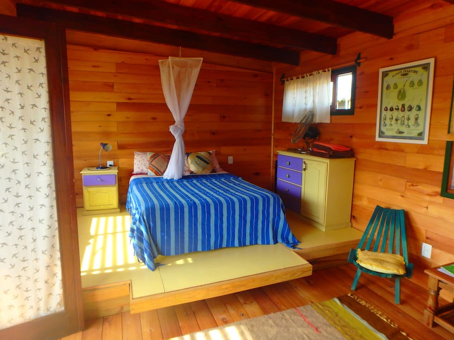 บ้านไม้ยกพื้นหลังเล็ก ทรงโมเดิร์น บรรยากาศบ้านอบอุ่นและโรแมนติก