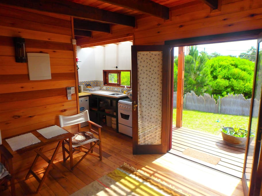 บ้านไม้ยกพื้นหลังเล็ก ทรงโมเดิร์น บรรยากาศบ้านอบอุ่นและโรแมนติก